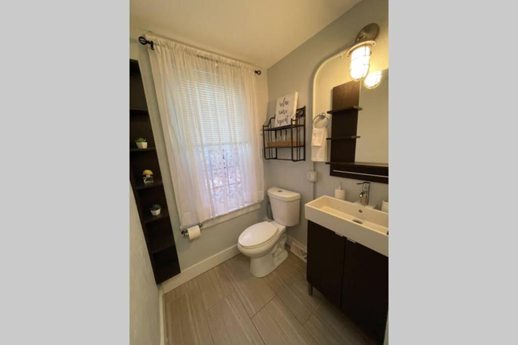Industrial Brick Townhouse In Downtown Lancaster Villa Bagian luar foto